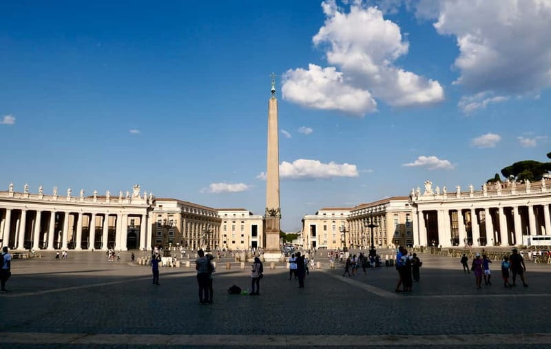 Rome: Guided Tour of St. Peter's Basilica, Grottoes & Square - Small group or private visit?