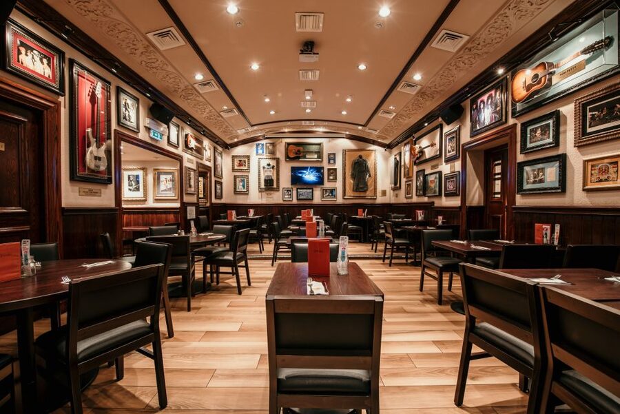 Rome: Hard Rock Cafe Experience - Noise, seating, and the feel of the room
