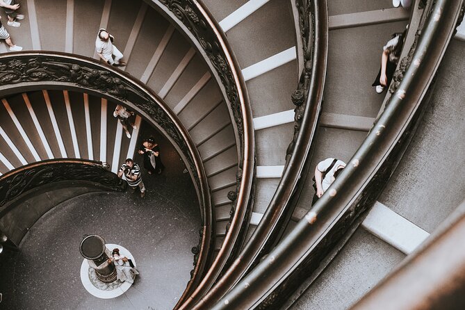 Rome: Skip-the-Line Vatican Museums and Sistine Chapel Tour - Reaching the Sistine Chapel