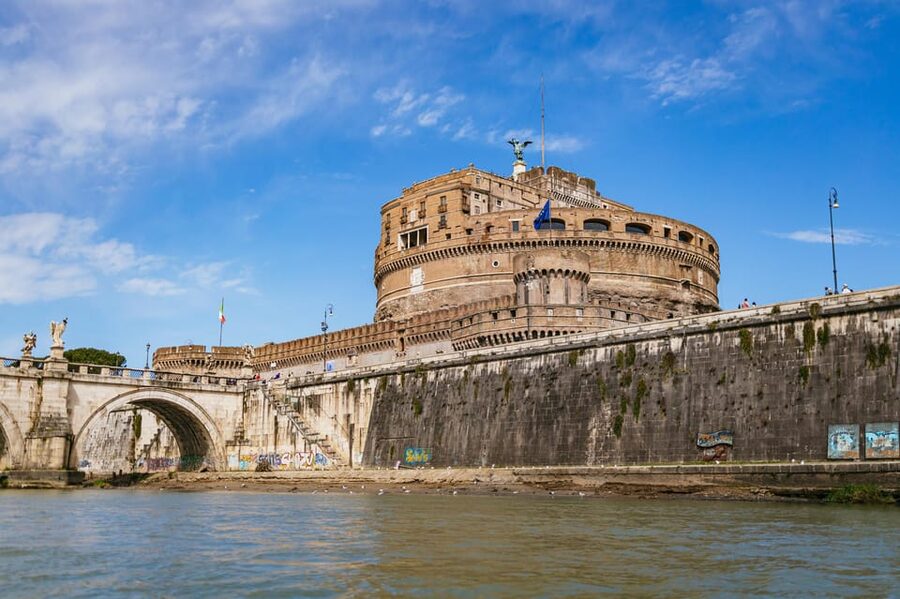 Rome: Tiber River Urban Rafting Tour with Roman Pizza - What the guides add to the outing