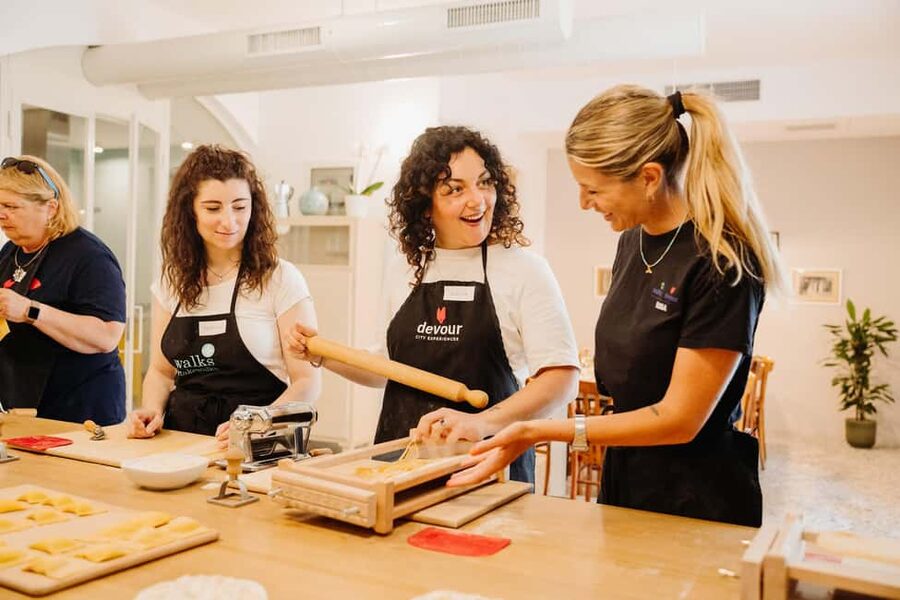 Rome: Traditional Pasta Making Class with Wine & Gelato - Starting with prosecco in Trastevere