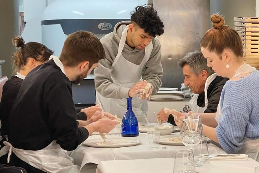 Rome: Traditional Pizza Cooking Class near Piazza Navona - Accessibility and practical details