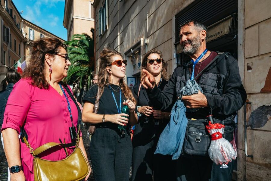 Rome: Trevi Fountain and Underground Guided Tour - Meeting the Trevi Fountain from the public piazza