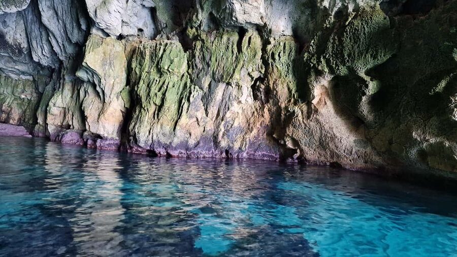 Siracusa: Ortigia & Sea Caves Speedboat Tour with Swim Stop - Music, mood, and the style of the guides