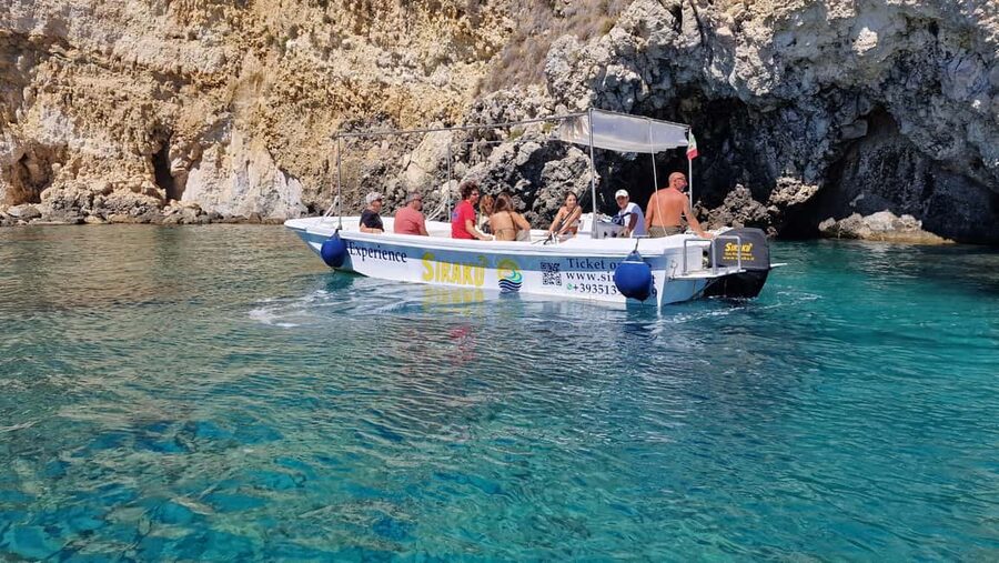 Siracusa: Ortigia & Sea Caves Speedboat Tour with Swim Stop - Fonte Aretusa and Castello Maniace from the sea