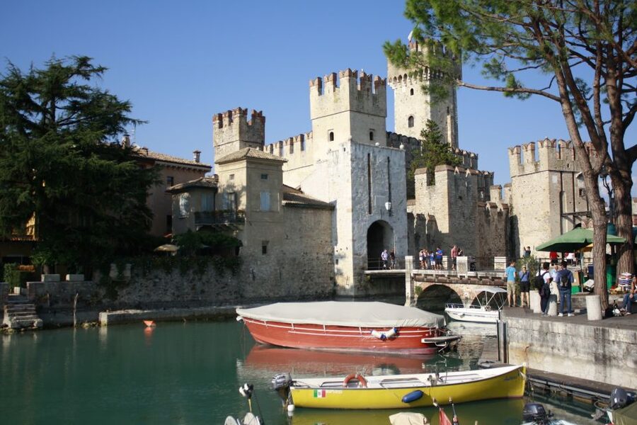 Sirmione: 25 Minute Boat Cruise around the Peninsula - Grotte di Catullo and the Roman end of Sirmione