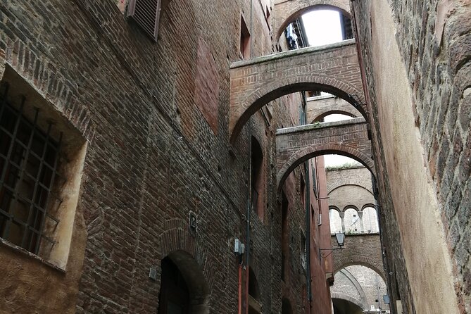 Skip the Line: Siena Duomo and City Walking Tour - Palazzo Chigi Saracini and Siena’s palace streets