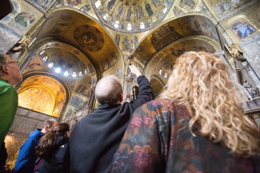 Skip the Line: St. Mark's Basilica Guided Tour - Reading the gold mosaics