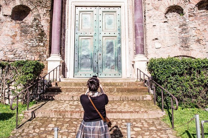 Small Group Tour: Colosseum & Roman Forum with Arena Floor Access - Who should book this Colosseum tour