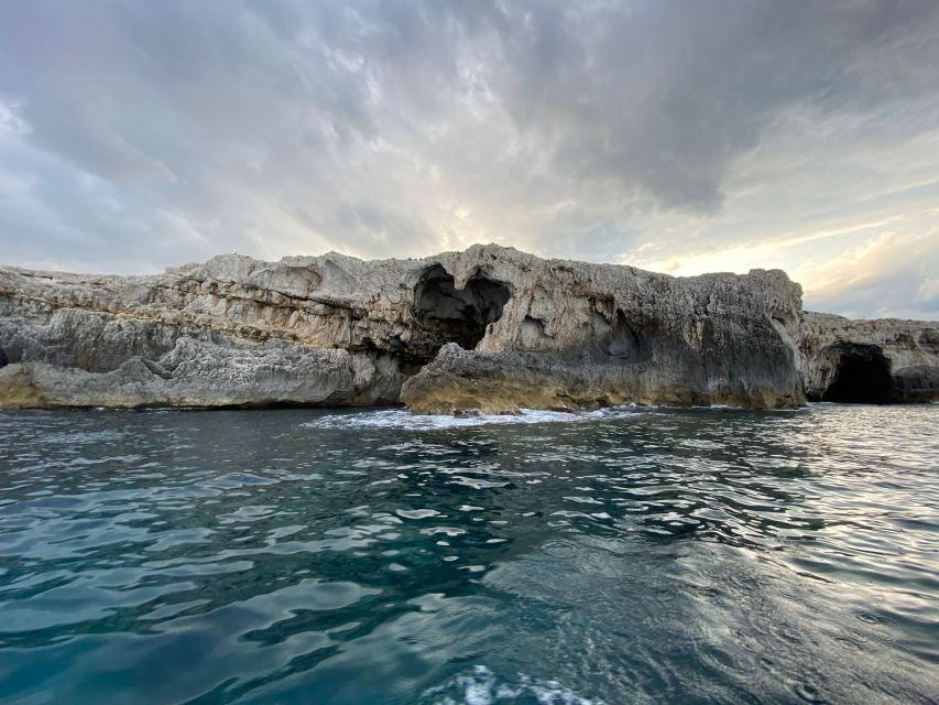 Syracuse: Boat Trip of Ortigia Island and Sea Caves - Entering the big port of Syracuse