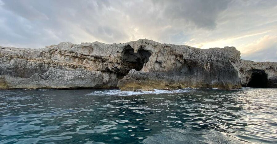 Syracuse: Boat Trip of Ortigia Island and Sea Caves - What the guide adds to the hour