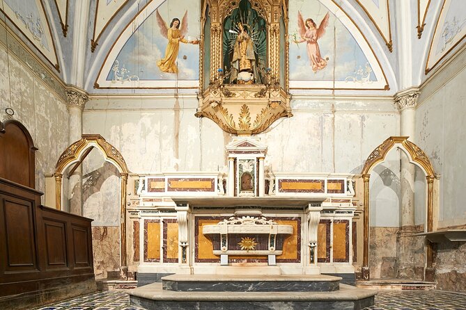 The Skull with the Ears: the Cult of the Dead in the Church of S. Luciella - Inside Chiesa Museo di Santa Luciella ai Librai