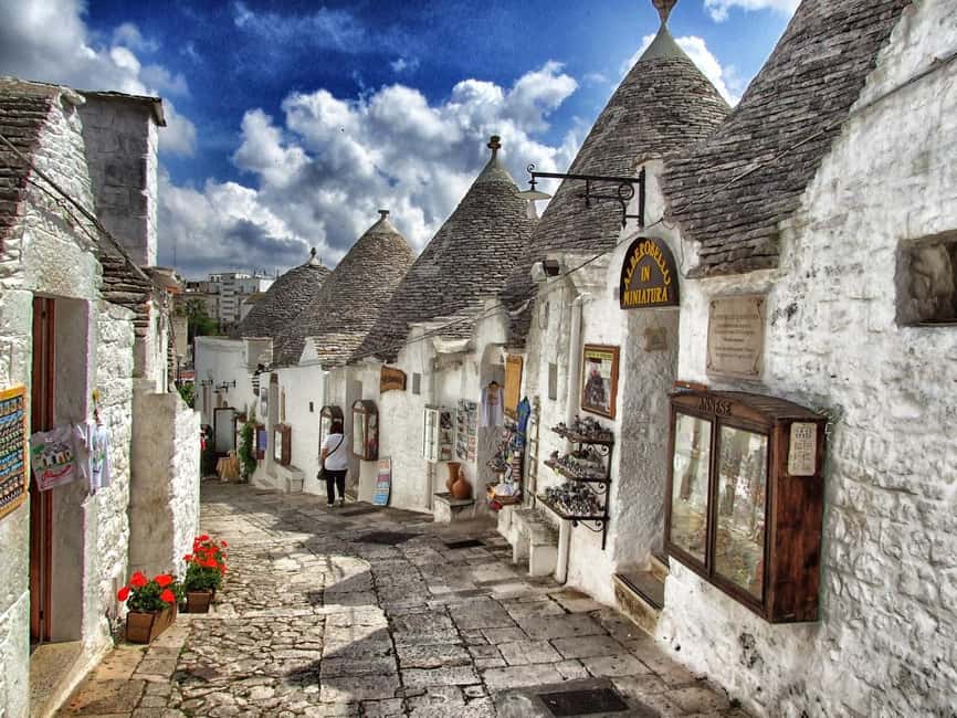 Tour di Alberobello e Matera in bus privato da Bari - Three hours among Alberobello’s trulli