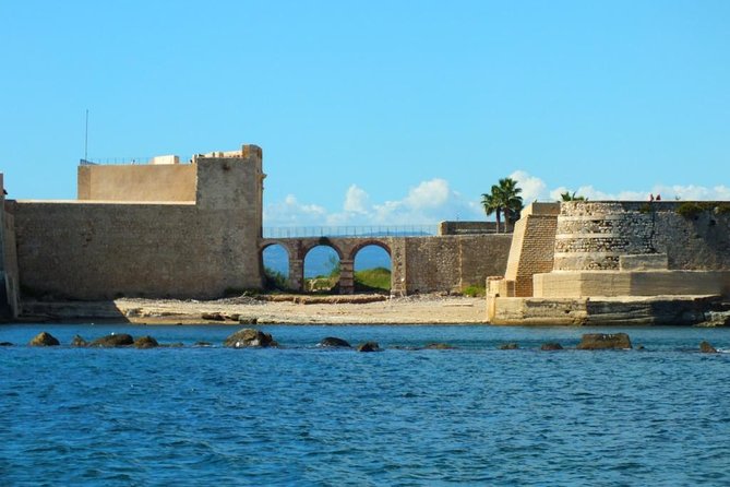 Tour of the island of Ortigia and exploration of sea caves with baths. - How the small boat changes the experience