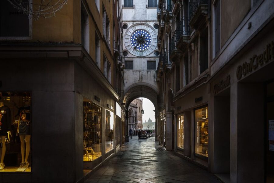 Venice: City Center Historical Guided Walking Tour - Adding the gondola ride