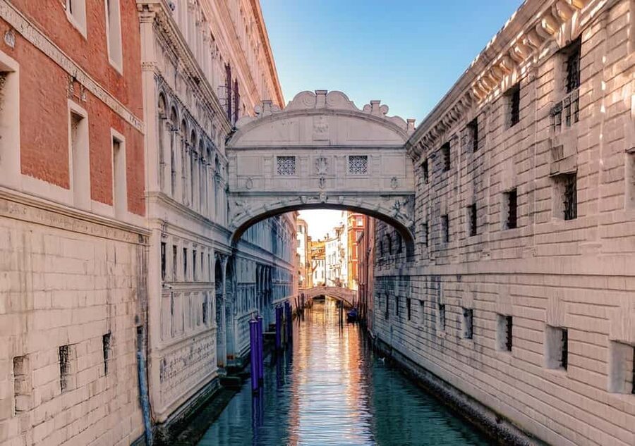 Venice: Doge's Palace and St Mark's Tour with Gondola Ride - Key points at a glance