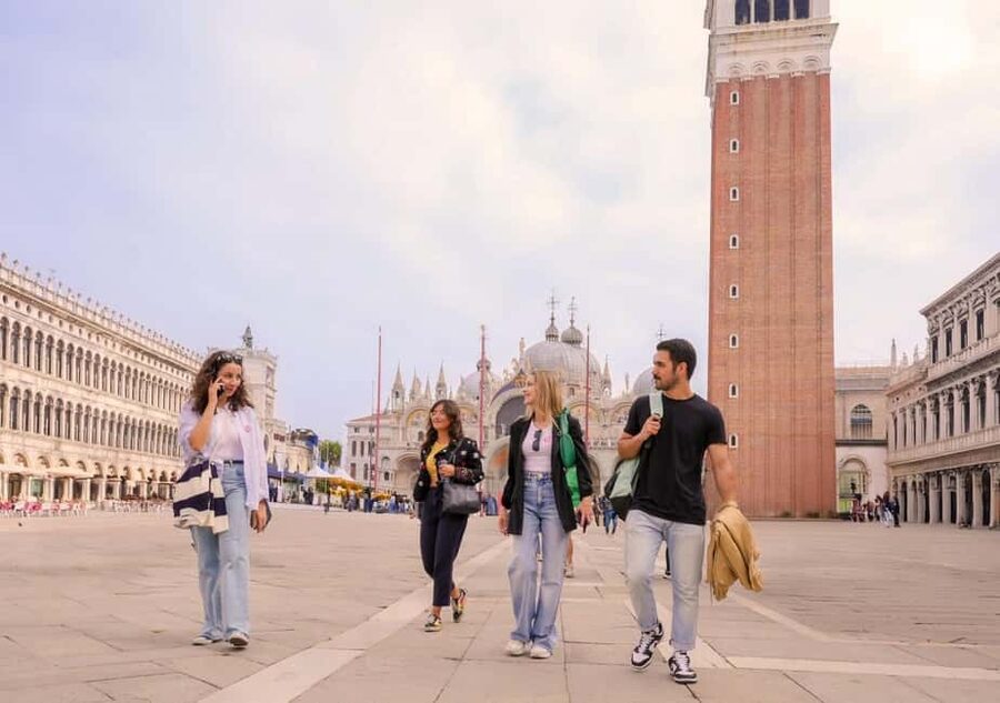 Venice: Doge's Palace and St Mark's Tour with Gondola Ride - What the guides add