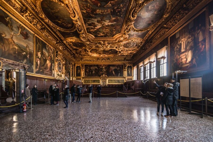 Venice: Doge's Palace, Bridge of Sighs & Prisons Guided Tour - Entering the palace through Venice’s political center