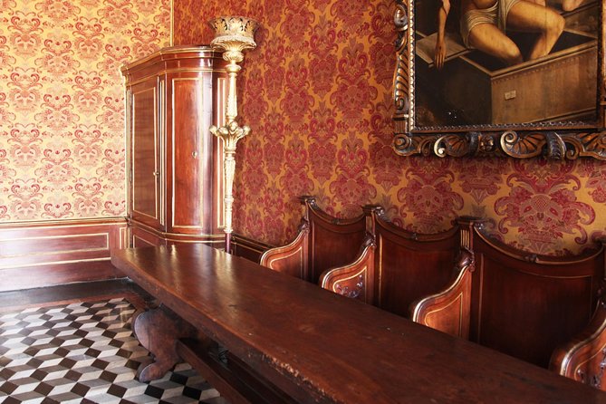 Venice: Doge’s Palace Prisons & Secret Itineraries Guided Tour - Crossing the Bridge of Sighs