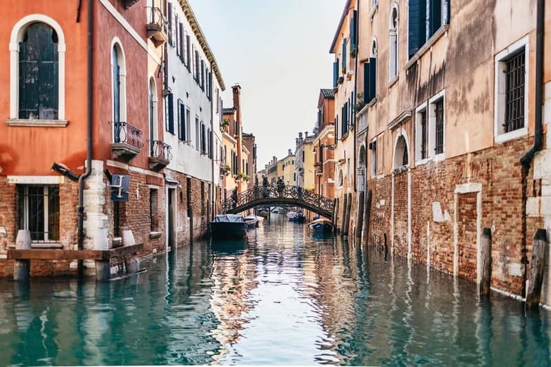 Venice: Food Tasting Tour with Cicchetti Dishes and Wine - Crossing the Grand Canal by traghetto