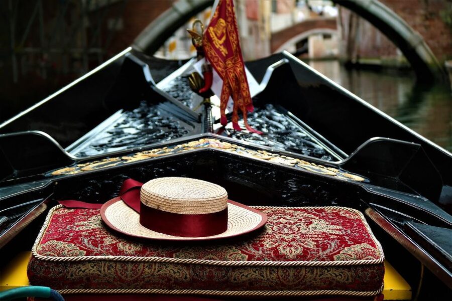 Venice: Grand Canal by Gondola with Live Commentary - Commentary, language choices, and seating