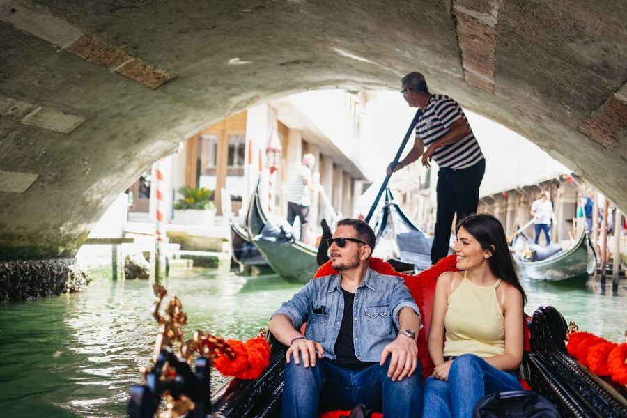 Venice: Grand Canal Gondola Ride with App Commentary - Along the Grand Canal: palaces and broad views