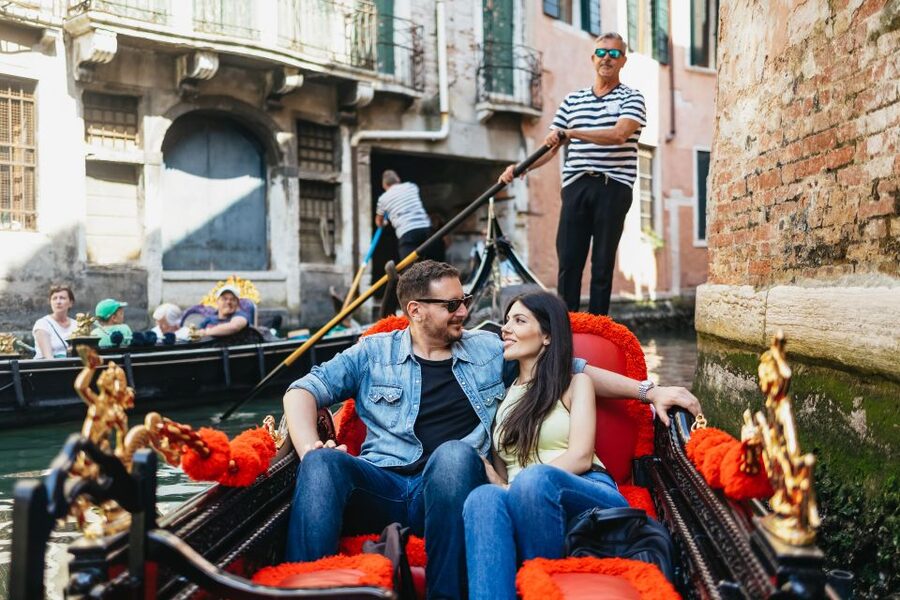 Venice: Grand Canal Gondola Ride with App Commentary - The Gondola Gallery and virtual reality experience