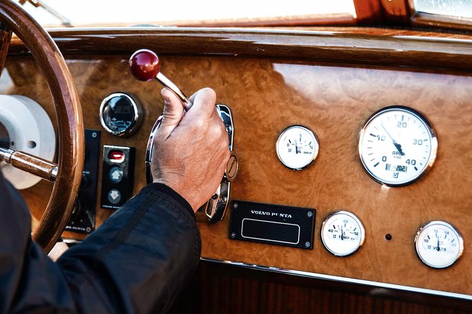 Venice Marco Polo Airport Private Arrival Transfer via Motorboat - Meet and assist versus full service
