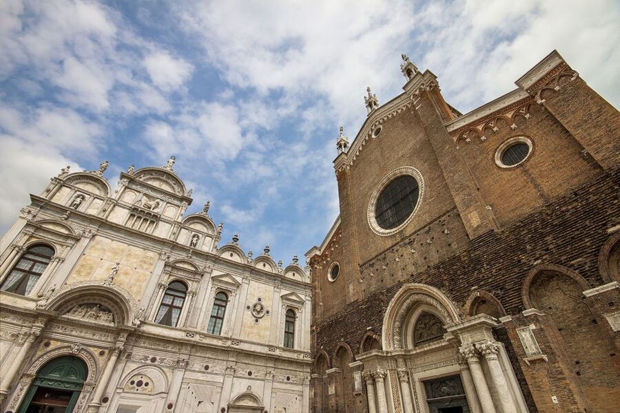 Venice: Morning Walking Tour - What the headset adds in a crowded city