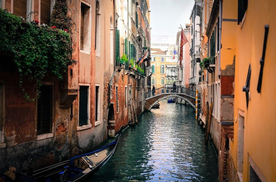 Venice: Off the Beaten Path Private Gondola Ride - What the one-hour option adds