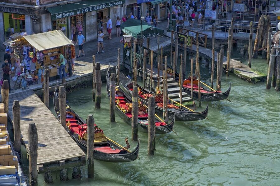 Venice: Off the Beaten Path Private Gondola Ride - Your gondolier shapes the experience