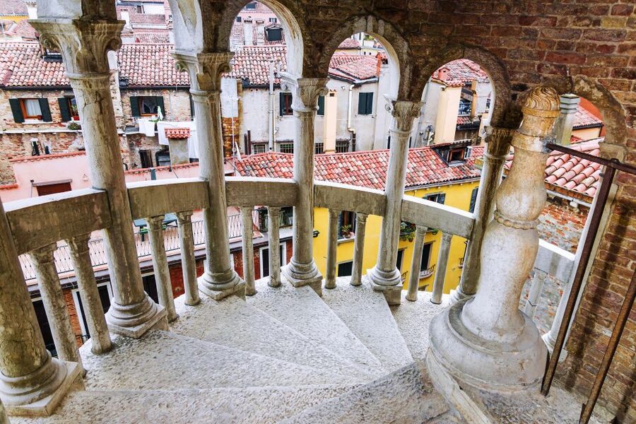 Venice: Palazzo Contarini del Bovolo Entrance Ticket - The climb to the top arcade