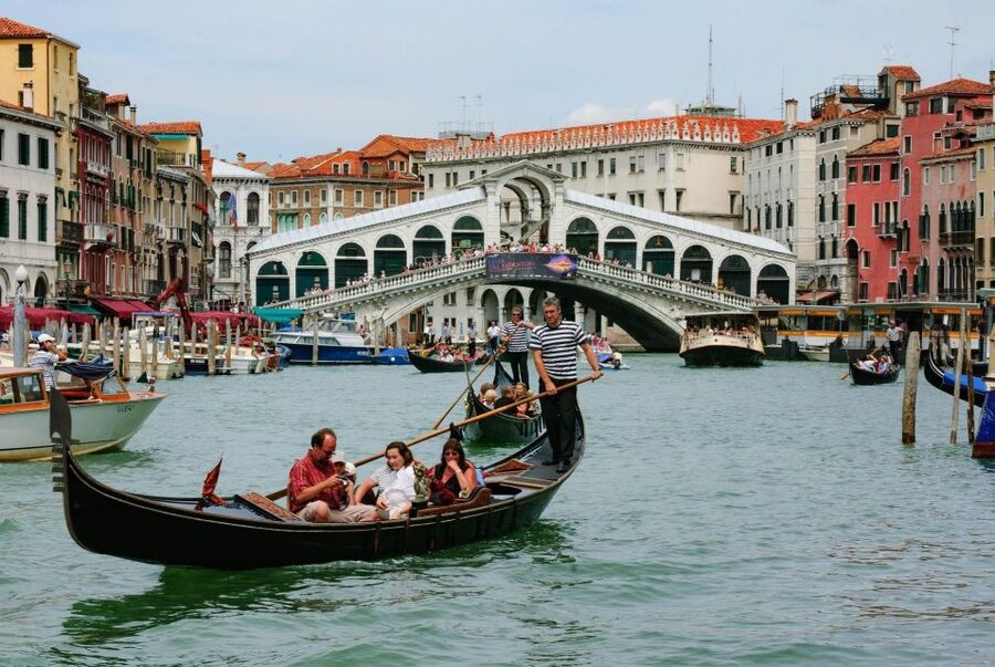 Venice: Private Gondola Cruise for up to 5 Passengers - Starting at the ticket office and finding your boat