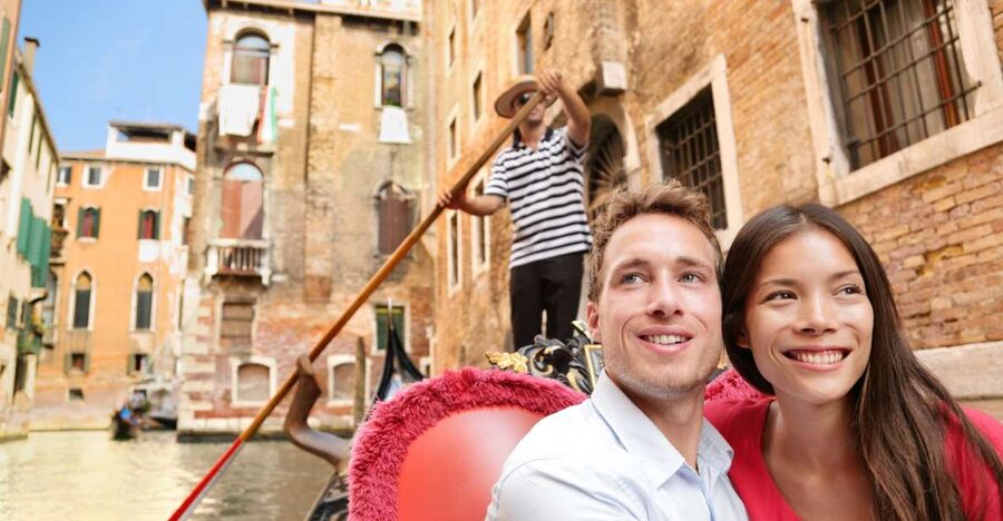 Venice: Private Gondola Ride - Punta della Dogana and Santa Maria della Salute