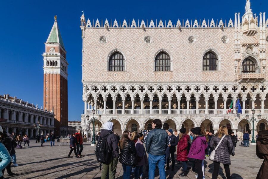 Venice: Rialto Bridge & Offbeat Unusual Venice Walking Tour - What the guide adds to the experience