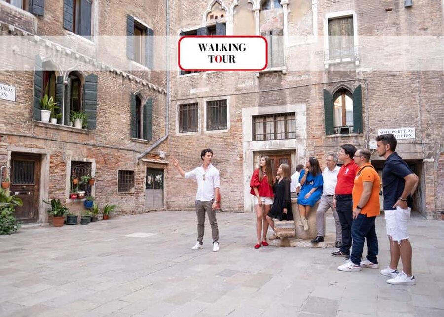 Venice: Rialto Bridge & Offbeat Unusual Venice Walking Tour - The optional gondola ride: worth the extra cost?