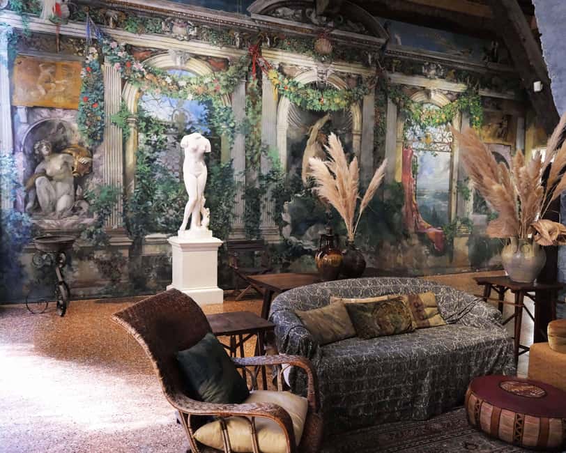 Venice: Rialto Bridge & Offbeat Unusual Venice Walking Tour - Virtual reality and unexpected extras