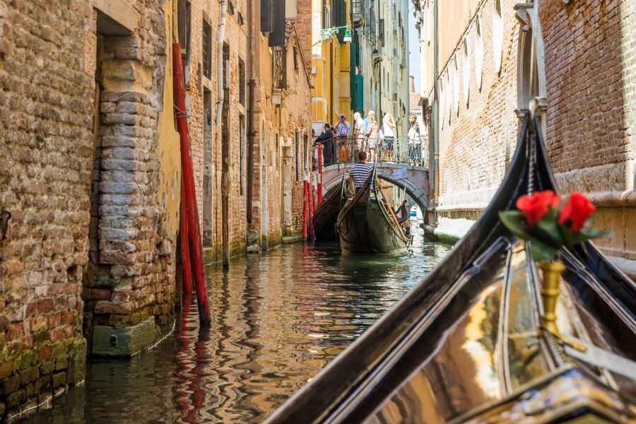 Venice: Shared Gondola Ride Across the Grand Canal - What sharing the boat is really like