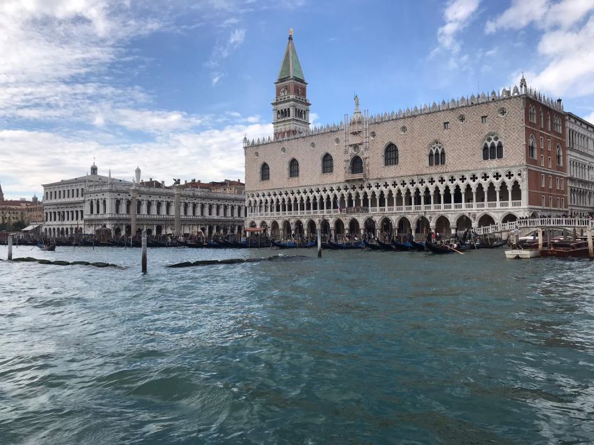 Venice: Sightseeing Tour with a Local expert - Crossing the Rialto Bridge