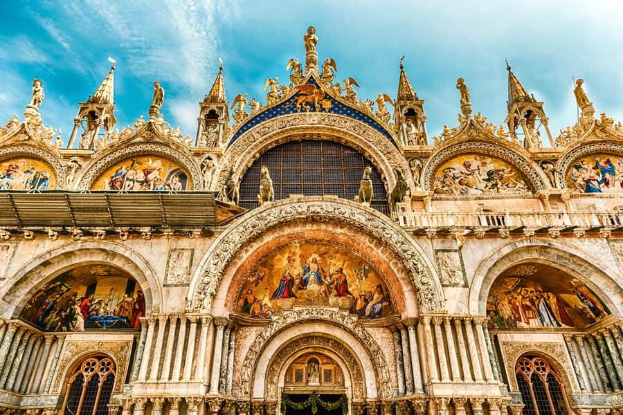 Venice: Skip-the-line St. Mark's Basilica Entry & Audioguide - Meeting Crown Tours beneath the winged lion