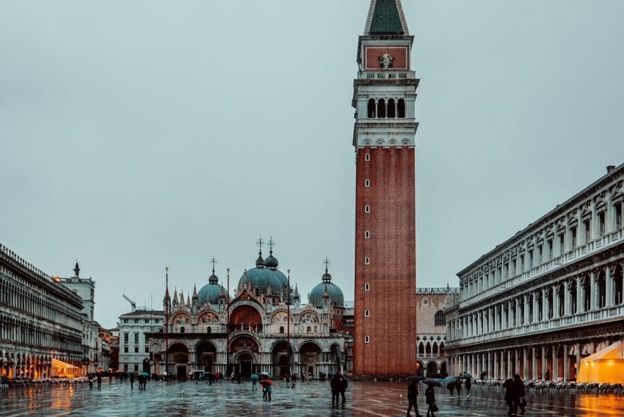 Venice: St. Mark's Basilica Skip-the-Line Entry & Audioguide - Choosing between the audioguide and a live guide