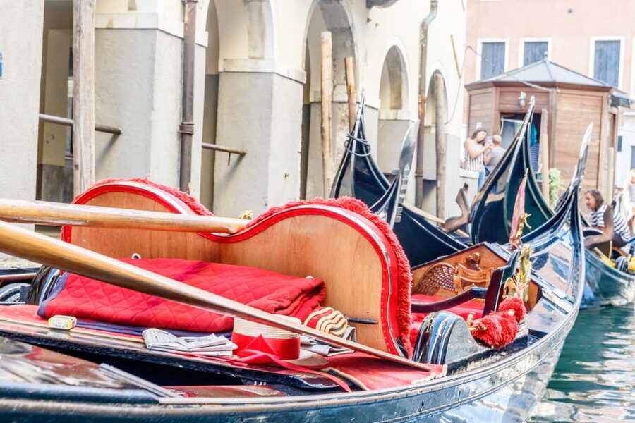 Venice: Traditional Shared Gondola Ride - Rain, tide, and the Venice atmosphere