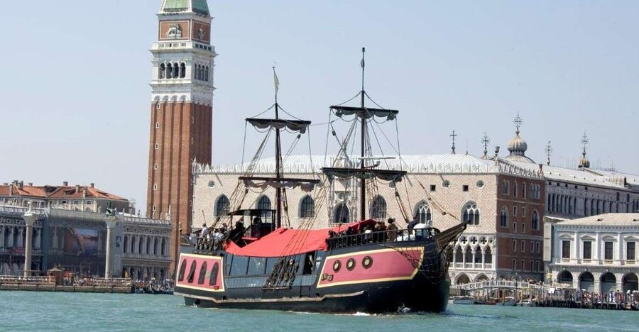Venice: Venetian Lagoon Tour and Galleon Dinner - Practical details that can shape your evening