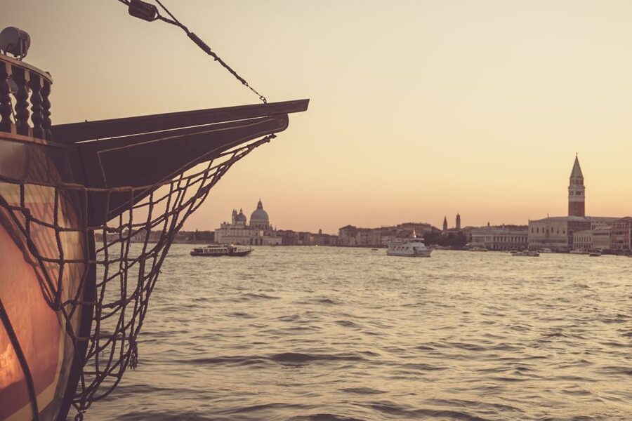 Venice: Venetian Lagoon Tour and Galleon Dinner - A seven-course-style dinner with wine and Prosecco