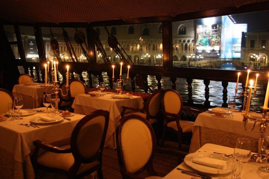 Venice: Venetian Lagoon Tour and Galleon Dinner - Central Deck, prow, or stern: the seating choice matters