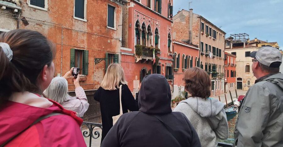 Venice: Walking Guided Tour of the City Must-See Sites - Who should book this walk