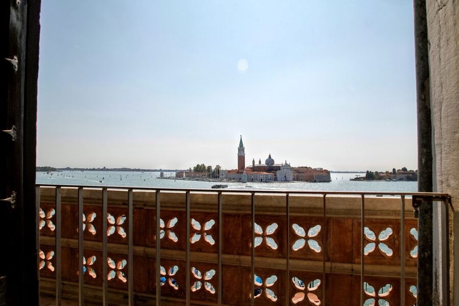 Venice: Walking tour, Doge Palace, & St. Mark's Basilica - The Mercerie and Venice’s commercial side