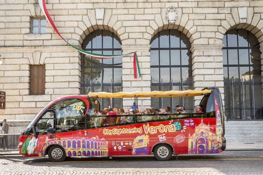 Verona: Hop-on Hop-off Tour 24 or 48-Hour Ticket - Piazza Bra and the Arena make the easiest starting point